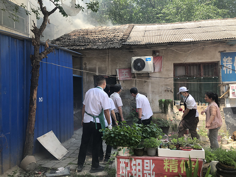 3024 马京 摄  紧急灭火队我们是社区好邻居，远亲不如近邻，你事您说话；5月20日行政干部发现附近邻居家冒浓烟疑似失火，紧急召集灭火小组成员协助邻居灭火2.jpg