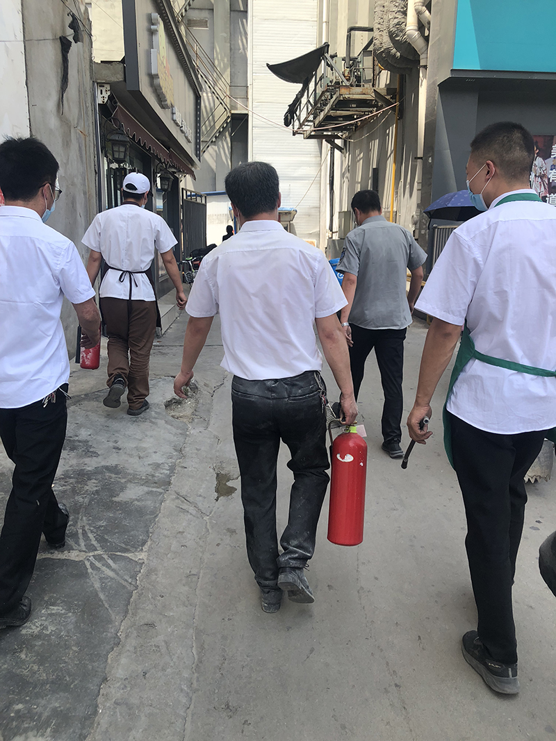 3024 马京 摄 &nbsp;紧急灭火队我们是社区好邻居，远亲不如近邻，你事您说话；5月20日行政干部发现附近邻居家冒浓烟疑似失火，紧急召集灭火小组成员协助邻居灭火3.jpg