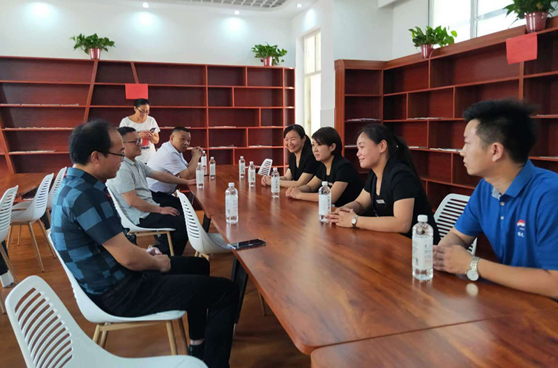 3028社旗店李正  拍少年强则中国强，万德隆社旗店携手贵州茅台情系六一送爱心，走进七小，做社区骄傲2.jpg