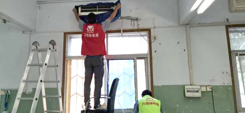 3024贺彦彦摄  万德隆电器走进社区，一初中，市城管检查队，空调免费深度清洗.jpg