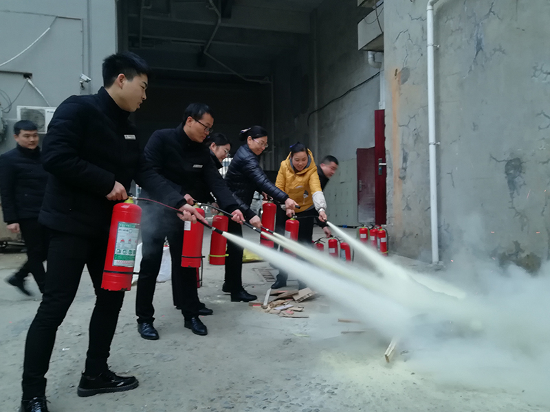 3005北京店为备战春节安全工作，12月15日组织员工消防演习。.jpg
