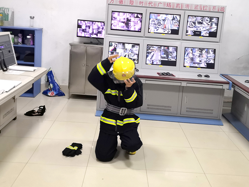 3024吉应辉拍行政干部技能大练兵-行政课长马小慧消防服穿戴练习 (1).jpg
