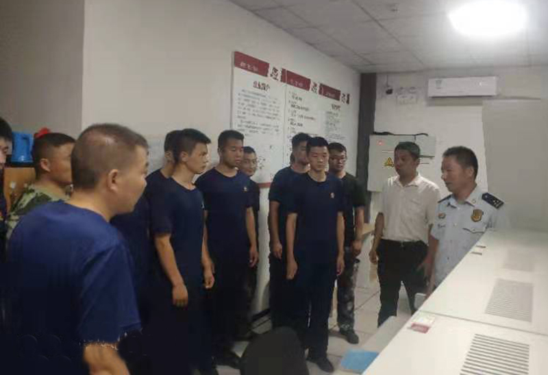 3019店郑翠拍  消防大队干部及学员来到邓州五店参观指导，就如何做好每年夏季消防安全检查工作、严格落实消防安全责任及建立健全消防设施、检测制度等方面进行技术交流与指导。.jpg