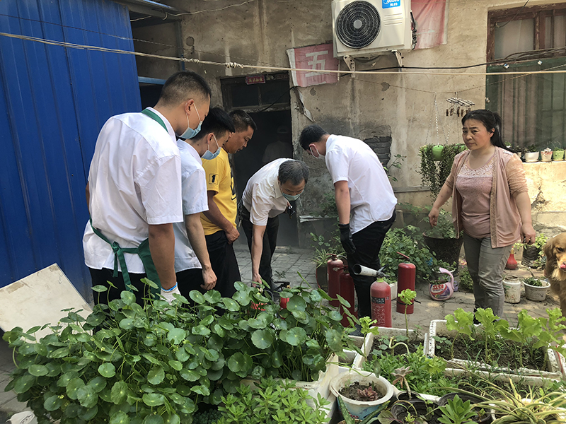 3024 马京 摄 &nbsp;紧急灭火队我们是社区好邻居，远亲不如近邻，你事您说话；5月20日行政干部发现附近邻居家冒浓烟疑似失火，紧急召集灭火小组成员协助邻居灭火.jpg