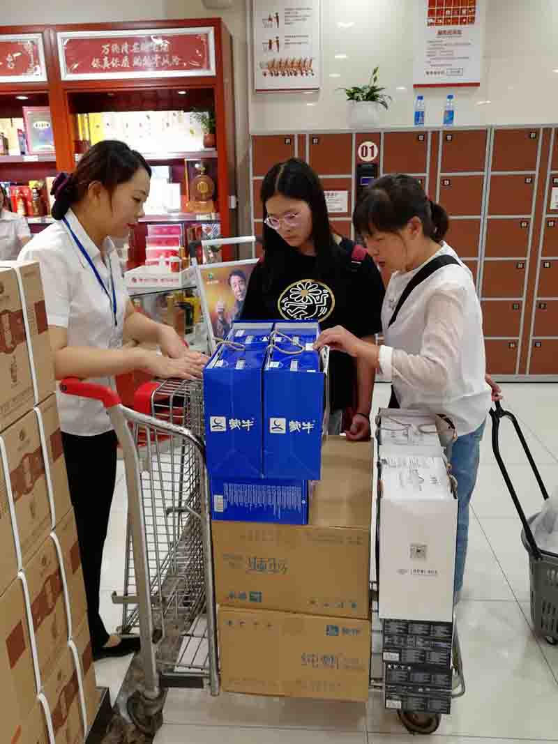 3012  王思倩拍  员工为进入大学的学生准备入学用品4.jpg