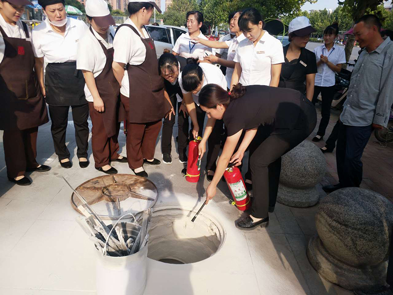 3019    郑翠    消防器材说十遍不如实操一遍，练习技能保护自己疏散顾客2.jpg