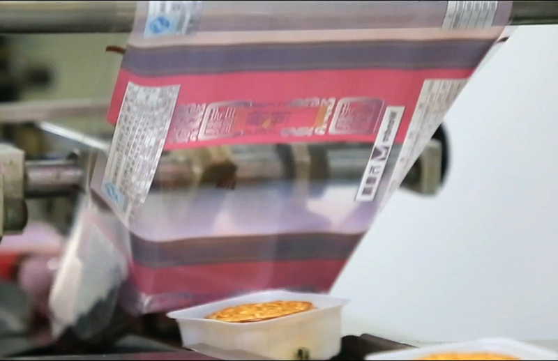 配送中心月饼包装袋消毒后包装.png